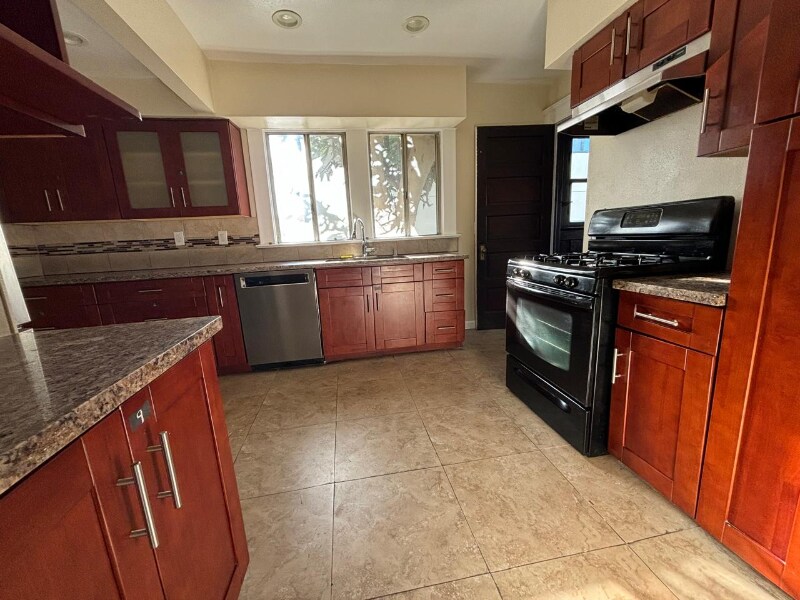 Building Photo - 526 W 49th St