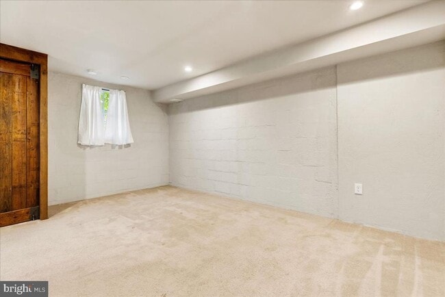 Building Photo - 124-UNIT Mary St