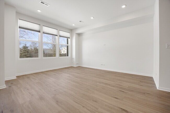 Building Photo - 537 Watercress Dr