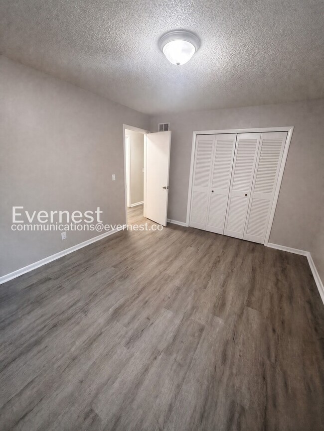 Building Photo - 3 Bed, 2 Bath Home with Garage / Pet-Friendly / Coming Soon!