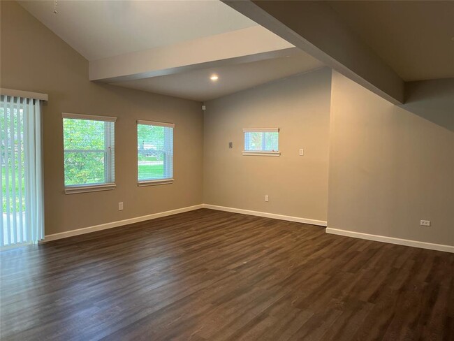 Building Photo - 304 S Shadowbend Dr