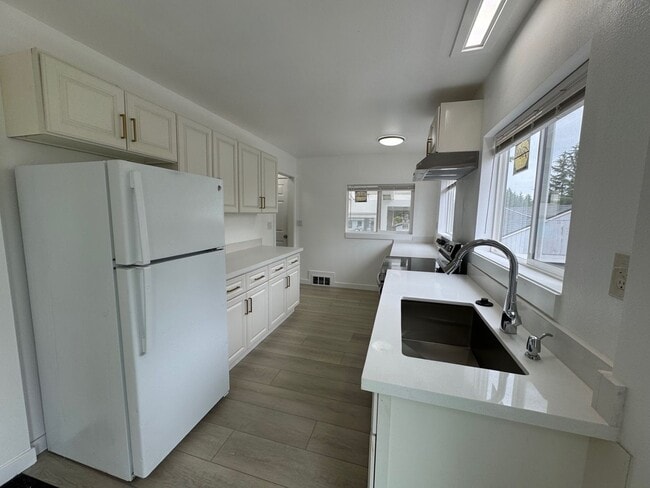 Building Photo - Newly renovated 4 bed 1 bath home in Burien