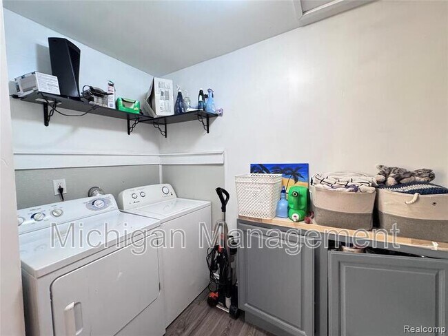 Building Photo - 5203 Forestdale Ct