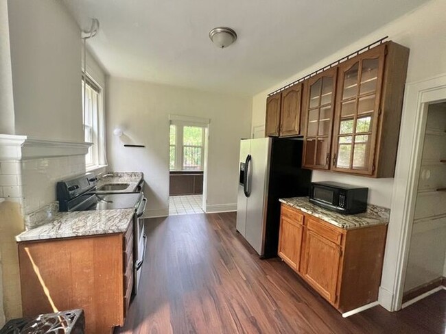 Building Photo - Charming 3 Bed unit on Tree-Lined Bishop S...