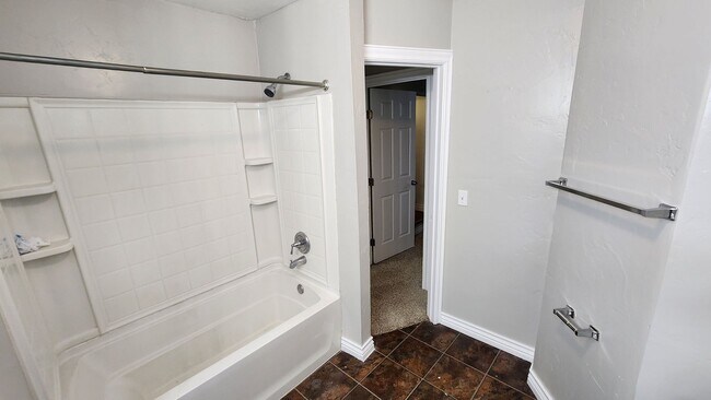 Building Photo - 4 bed 2 bath house in Edmond, OK next to UCO campus