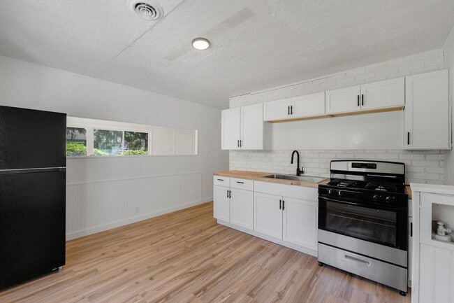 Building Photo - NEW LISTING! 3 BEDROOM HOUSE!