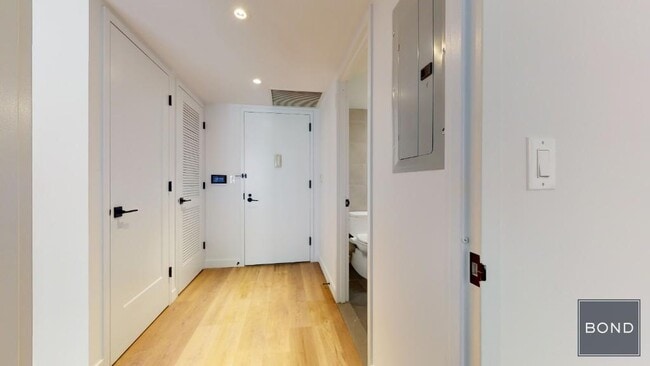 Building Photo - 350 W 45th St