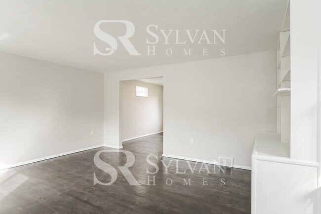 Building Photo - Cheerful and Welcoming Home for You!