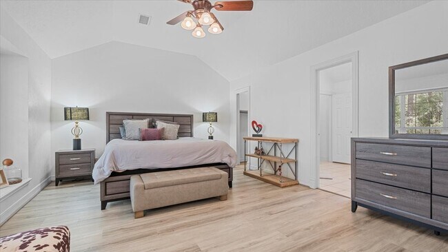 Building Photo - 9502 Rolling Oaks