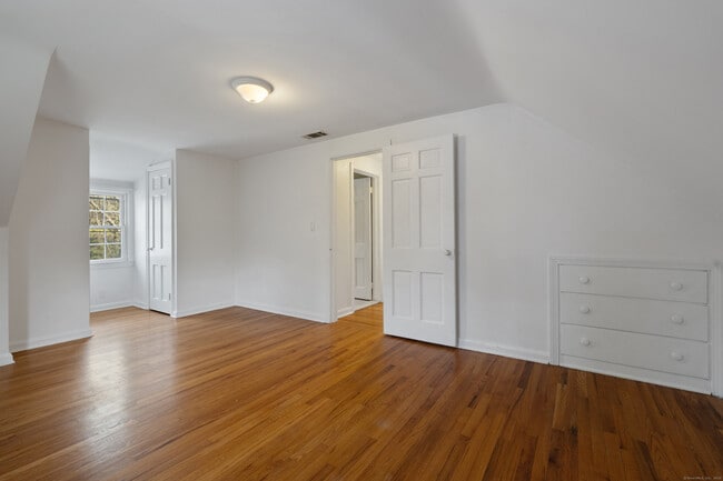 Building Photo - 486 Deercliff Rd