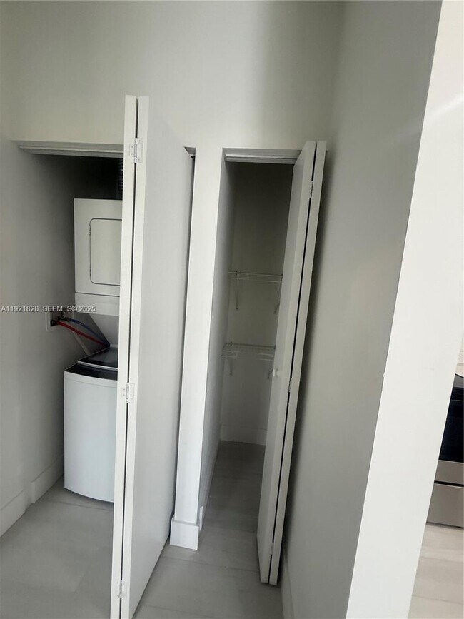 Building Photo - 909 E 24th St