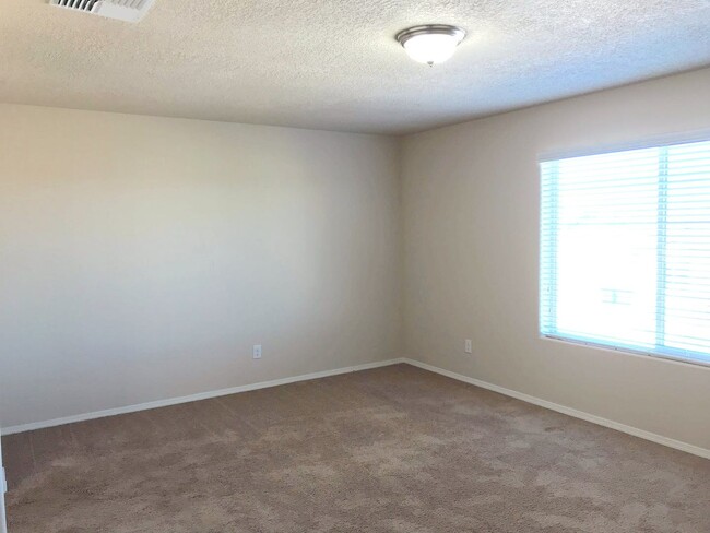 Building Photo - Spacious 4 bedroom Rio Rancho home. Large ...