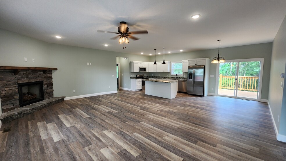 Building Photo - 829 River Cliff Dr