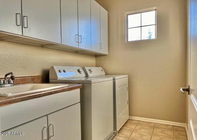 Building Photo - 637 E Indian Wells Pl
