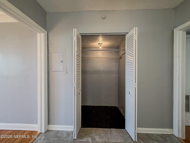 Building Photo - 1733 River Rd