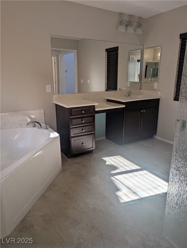 Building Photo - 6639 Rego Park Ct