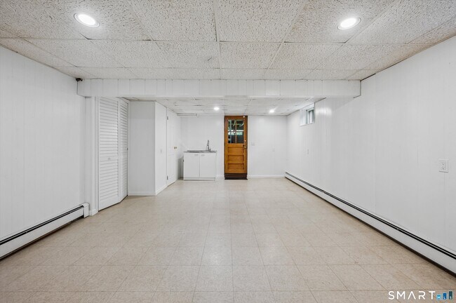 Building Photo - 32 Hollow Wood Ln