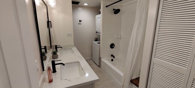 Building Photo - Fully Furnished Studio with Parking in Waikiki