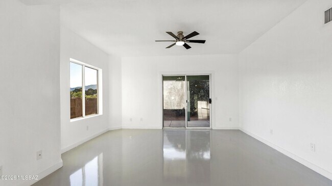 Building Photo - 574 Duchess Dr