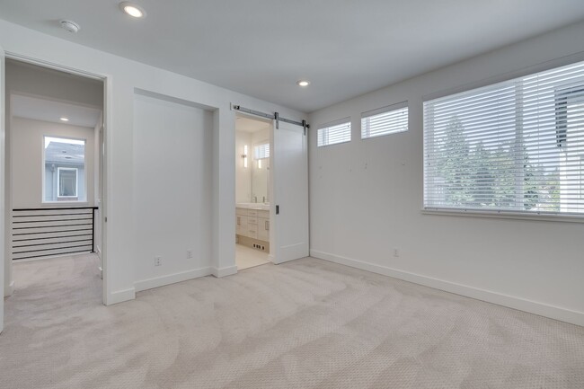 Building Photo - Modern Sammamish Townhome with Style, Spac...
