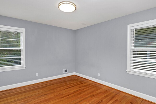 Building Photo - Prime Location! Beautiful Home Only Minutes to The Vista & Downtown