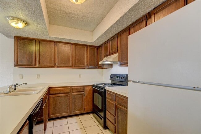 Building Photo - 3 Bedroom/2Bath/2Car Duplex- 2 Car Garage-1.5 from Chilsholm Creek