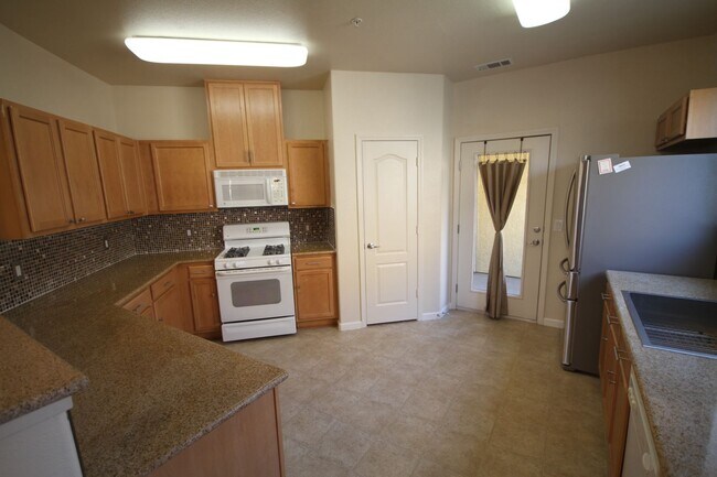 Building Photo - Condo | 2 Bed | 2 Bath | 1728SF | Tenant P...