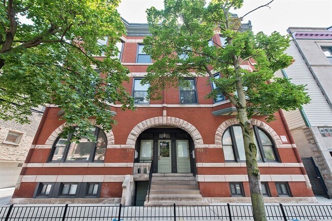 Primary Photo - 751 W Buckingham Pl