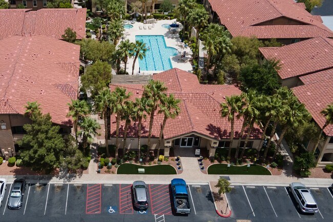 Building Photo - 1st floor two bedroom in upscale NW commun...