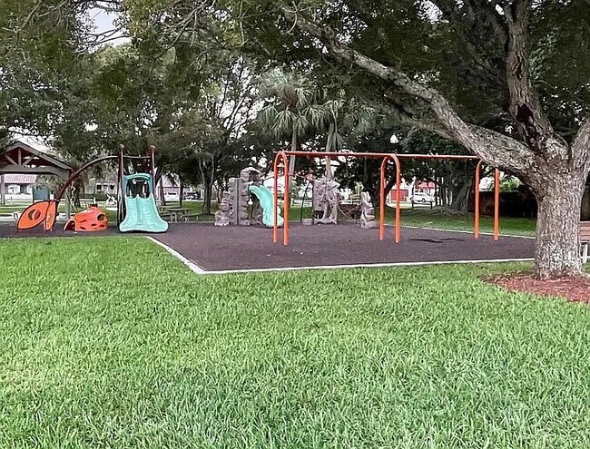 Building Photo - 7689 W Country Club Blvd
