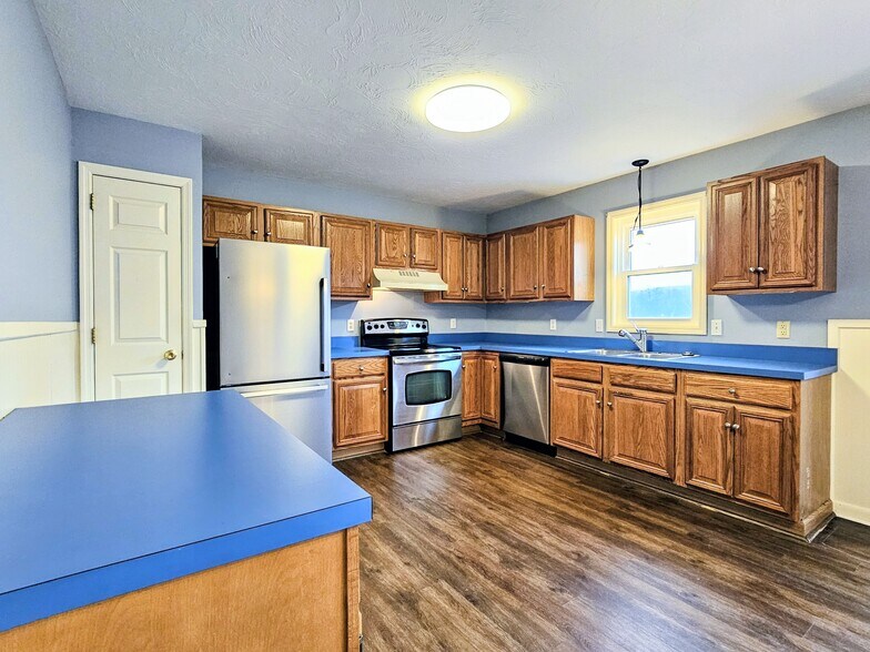 Building Photo - 131 Red Stone Cir