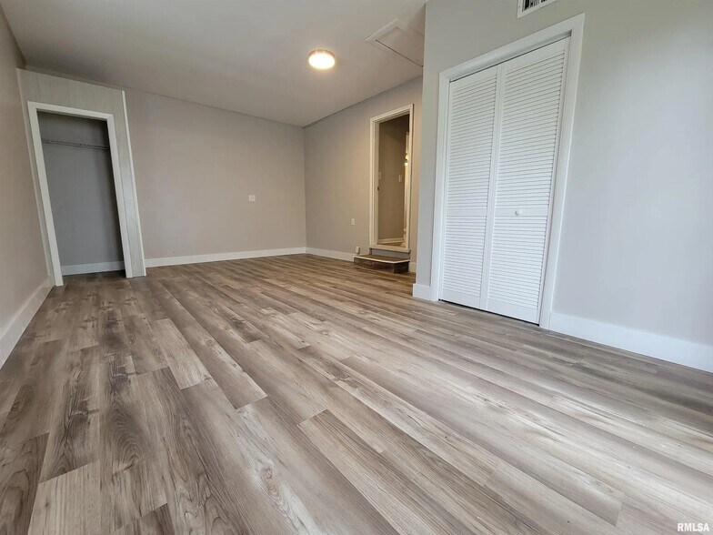 Building Photo - 2617 W Kansas St