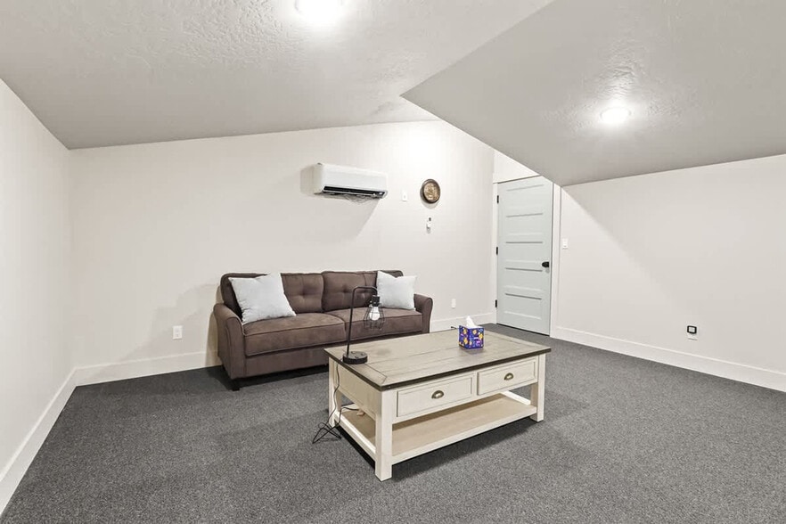 Building Photo - 303 CM Rdg Ln