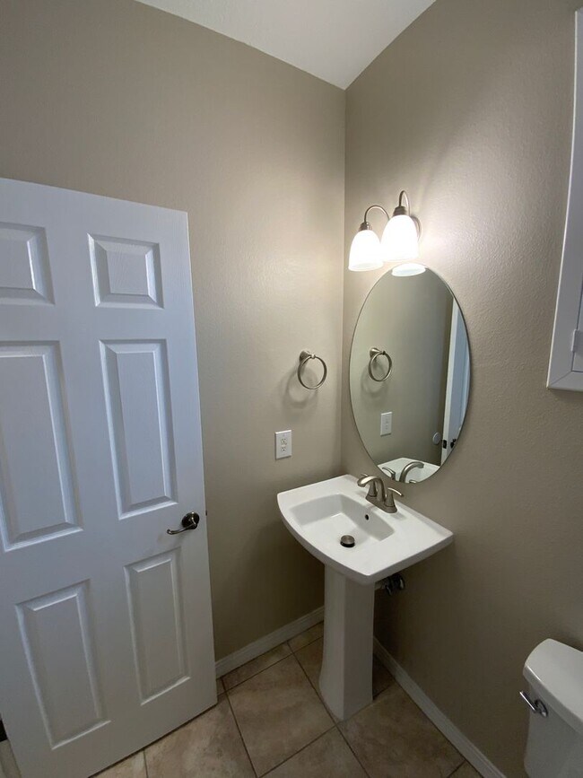 Building Photo - 3 Bedroom Townhome Available Near Wyoming Blvd NE & Paseo Del Norte Blvd NE!