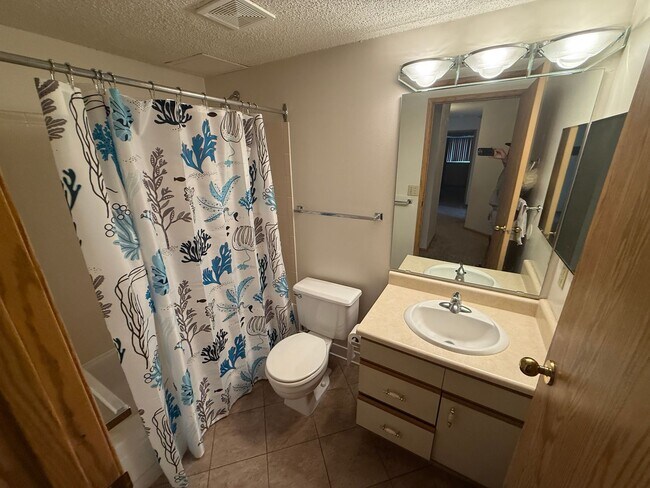 Building Photo - Condo DT Saint Paul 2 Bedroom 2 Bath-Enjoy sitting on a patio and enjoy the views