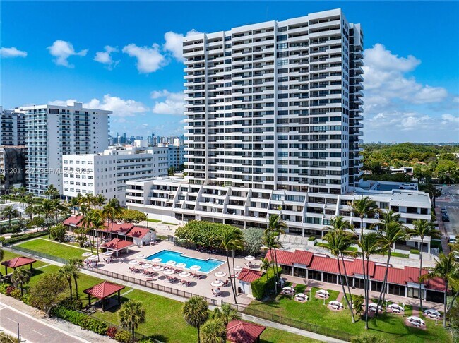 Building Photo - 2555 Collins Ave