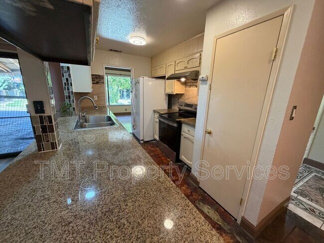 Building Photo - 930 Graywood Cir