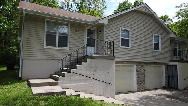 Building Photo - Welcome home to this spacious 3 bedrooms and 2 full baths duplex located on Orchard St in Pleasan...