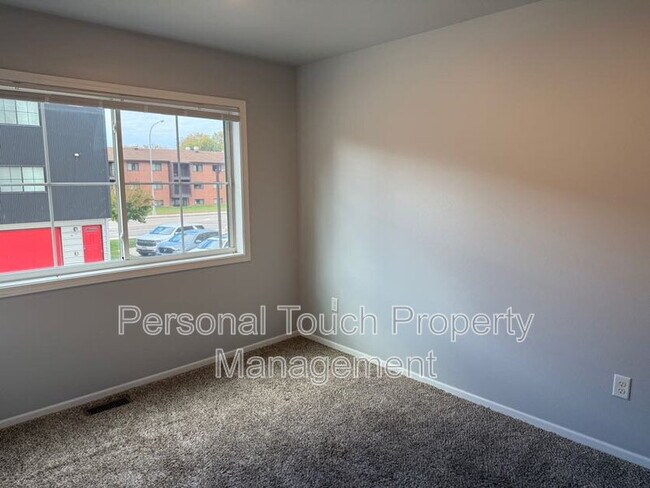 Building Photo - 808 7th Ave S