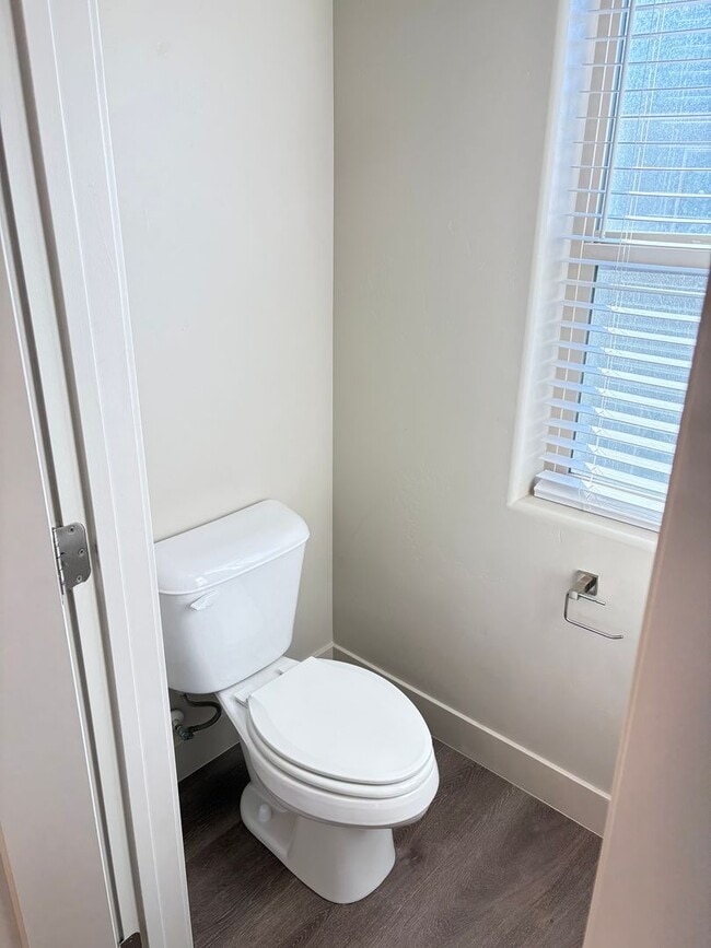 Building Photo - BEAUTIFUL TOWNHOME!