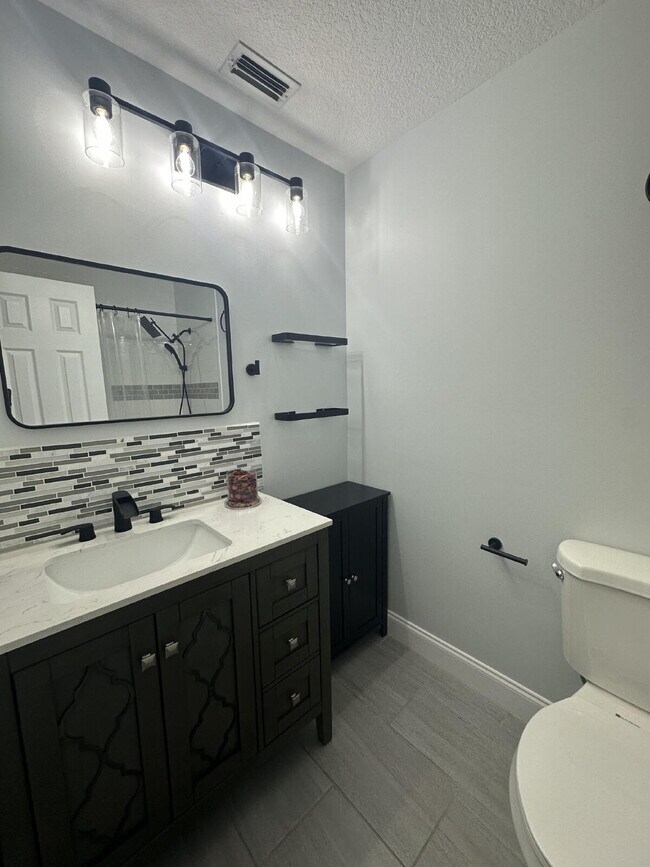 Building Photo - Charming 2-Bed, 2-Bath Retreat in Port Charlotte!