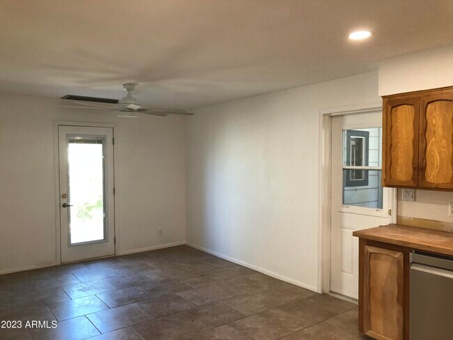 Building Photo - 705 W 16th St