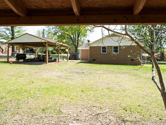 Building Photo - 102 McCall St