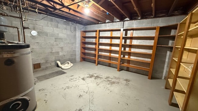 Building Photo - Spunky 3 Bedroom House in Westchester Lagoon! Available NOW!
