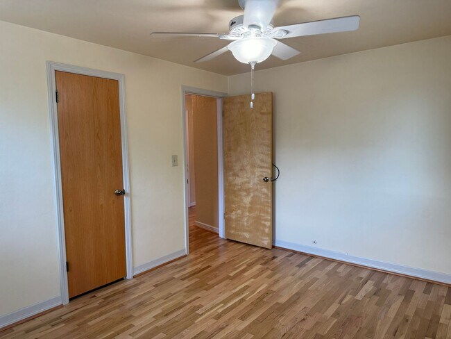 Building Photo - 4 bedroom 2 bathroom home in a great neighborhood!