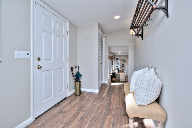 Building Photo - 562 Canoe Hill Rd