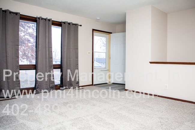 Building Photo - 3 Bedroom and 1.5 Bathroom House For Rent,...