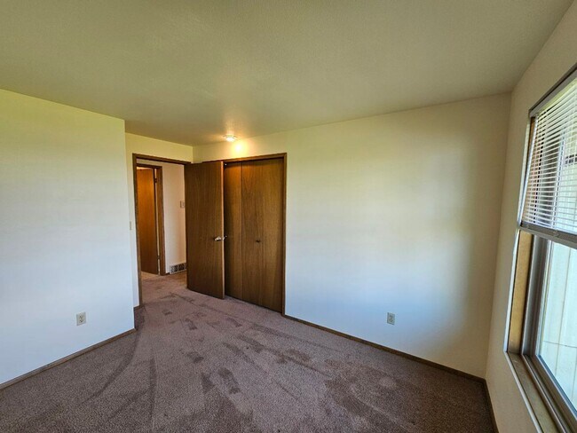 Building Photo - 4 Bed 2.5 Bath Kirkland - Lake WA Schools
