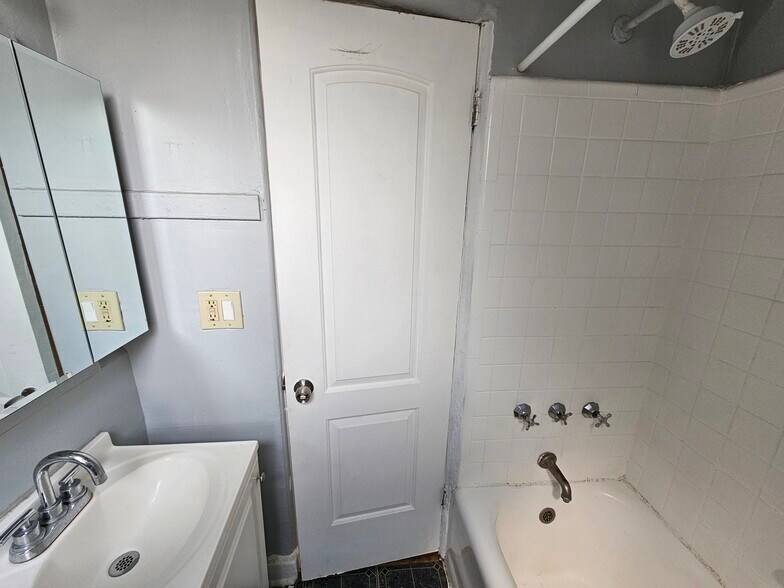 Building Photo - 4725 N Beacon St