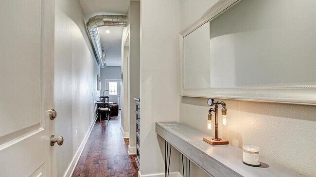 Building Photo - 1011 Studemont St